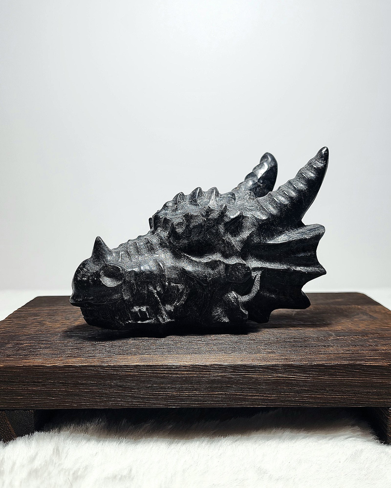 หิน Arfvedsonite Dragon Head