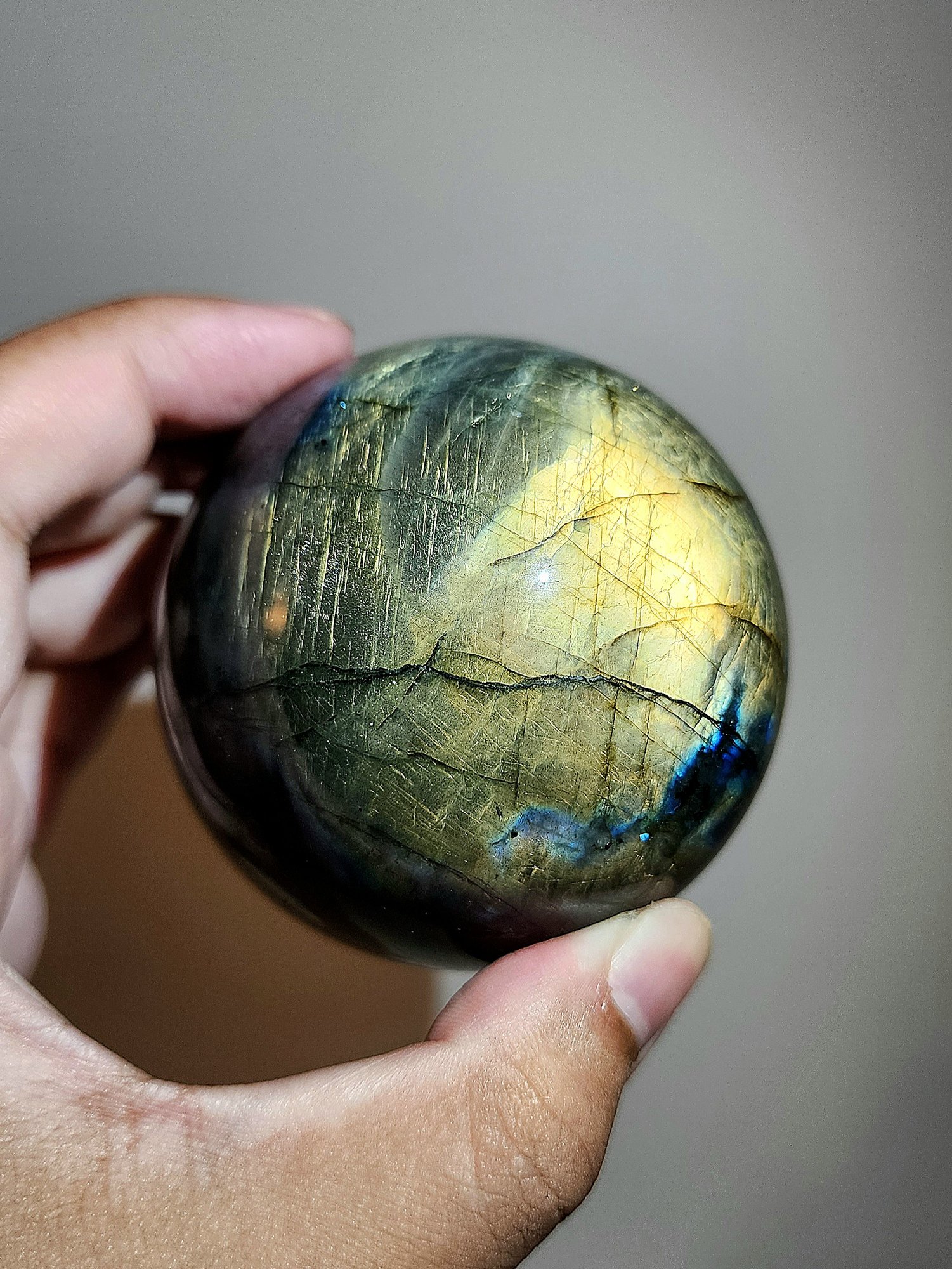หิน Labradorite Sphere — Golden Galaxy Point