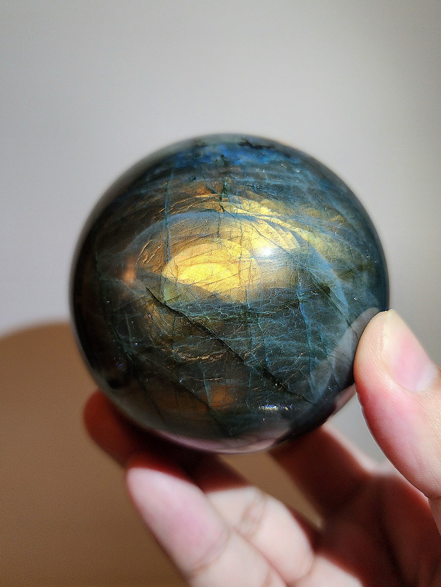 หิน Labradorite Sphere — Golden Galaxy Point