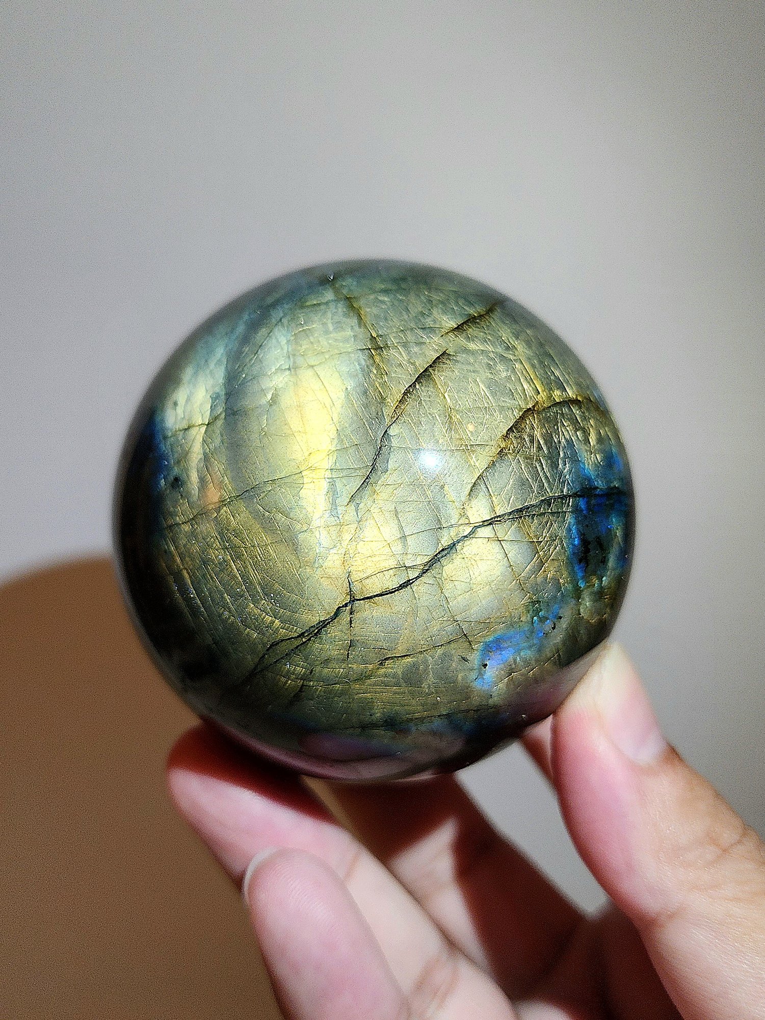 หิน Labradorite Sphere — Golden Galaxy Point