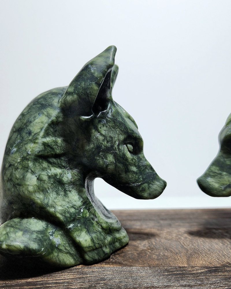 หยกเนไฟรต์ (Nephrite Jade)
